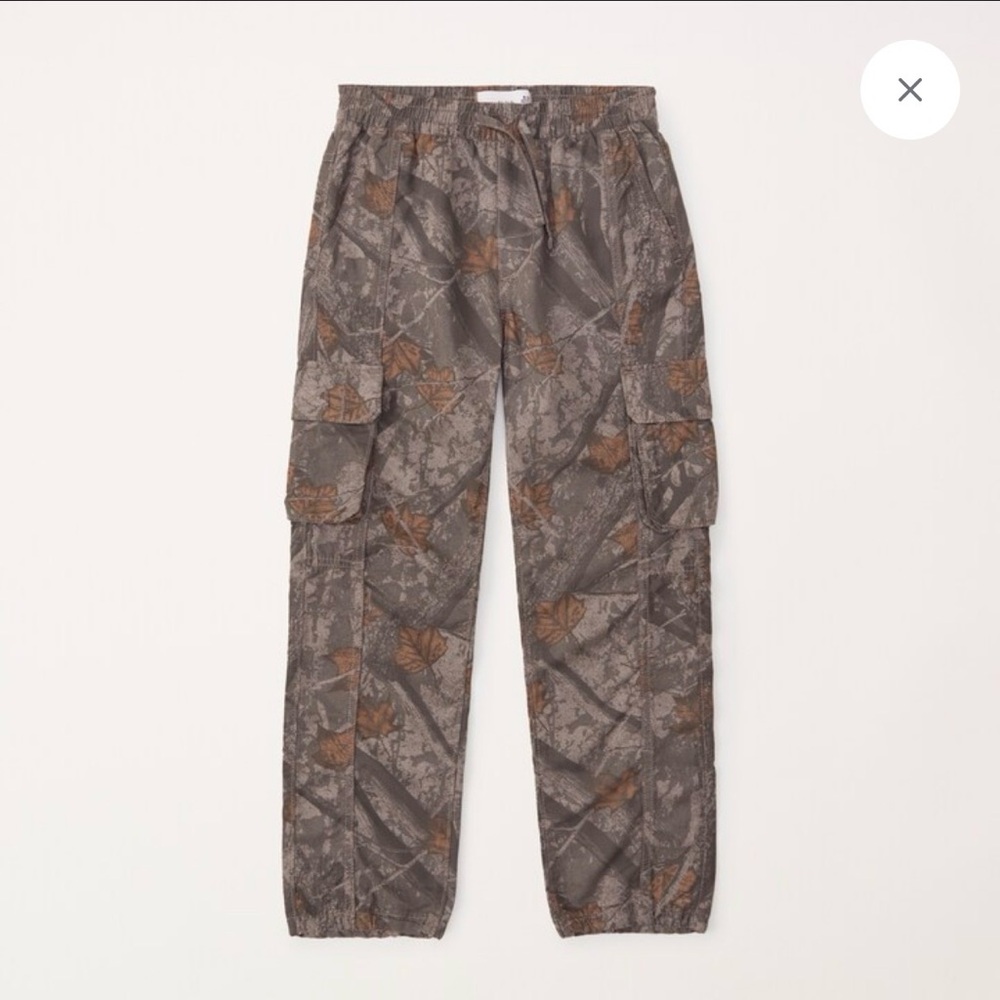 Girl’s Abercrombie Kids Camouflage Cargo Pants. Size 13/14